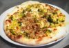 pizza tonda con broccoli e salsiccia