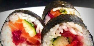 sushi di salmone e zucchine
